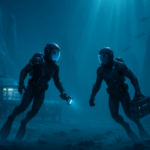 Dua penyelam co-op menjelajahi dasar laut beku dekat markas bawah air futuristis.